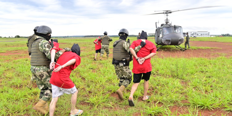 Operativo «Kuarahy’ã»: Trasladan 13 Reclusos de alto perfil a Penal de Máxima Seguridad Operativo «Kuarahy’ã»: Trasladan 13 Reclusos de alto perfil a Penal de Máxima Seguridad