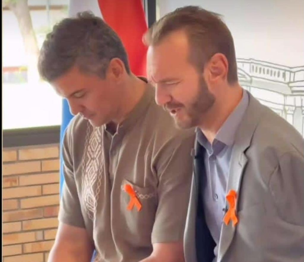Santiago Peña oró con Nick Vujicic
