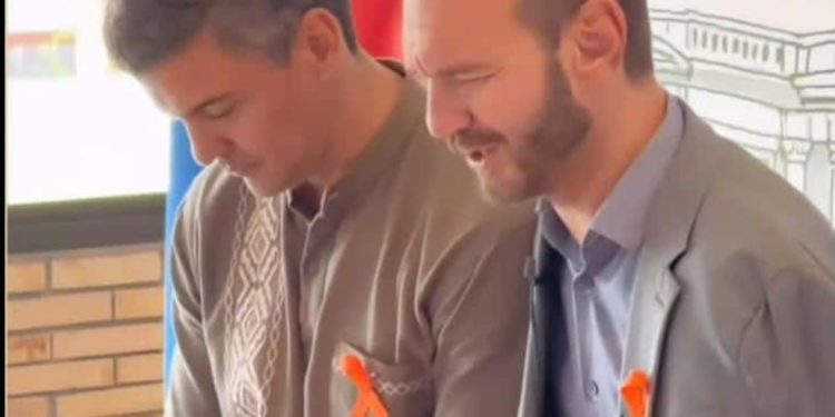 Santiago Peña oró con Nick Vujicic