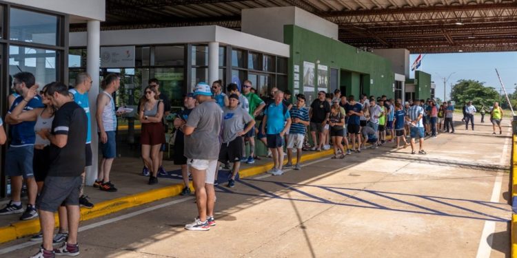 Gran movimiento de pasajeros en el rehabilitado cruce fronterizo entre Ayolas e Ituzaingó