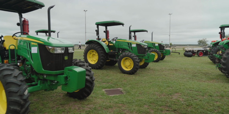 Peña: «La entrega de estas máquinas representa un paso hacia un Paraguay más productivo»