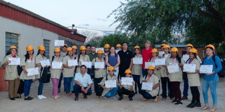 En el Chaco, mujeres indígenas rompen barreras y se reciben de albañiles y electricistas