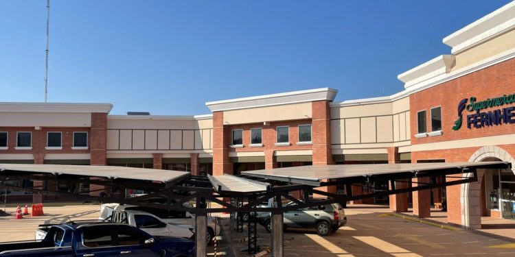 Sombra y a la vez generación de energía en estacionamiento vehicular en Filadelfia Sombra y a la vez generación de energía en estacionamiento vehicular en Filadelfia