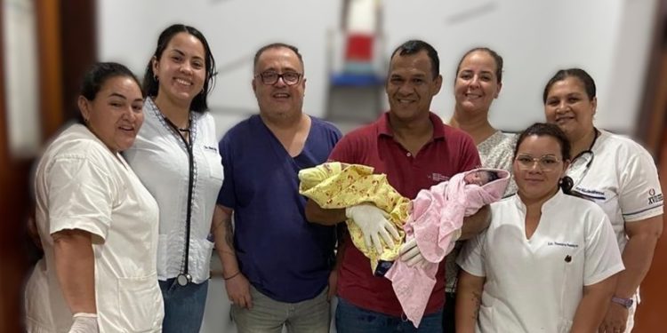 Celebran nacimiento de gemelas en Puesto de Salud de Carmelo Peralta