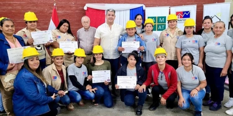 Mujeres del nuevo barrio Tacumbú se preparan para dejar su huella en la construcción