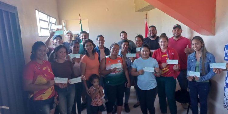 Gobernación de Alto Paraguay finiquita entrega de becas a jóvenes estudiantes