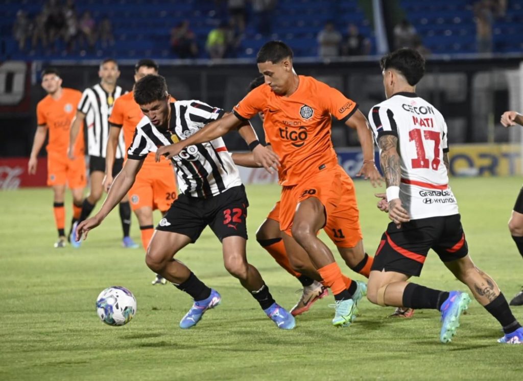 Olimpia vs. Libertad: El clásico blanco y negro abrirá la temporada 2025 con la Supercopa Paraguay