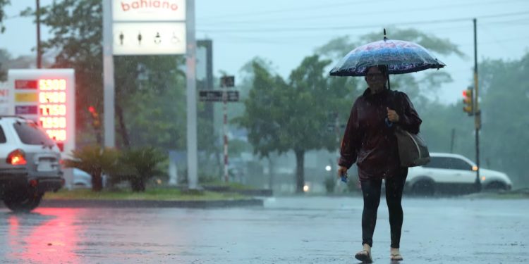Jornada cálida con lluvias y tormentas eléctricas en gran parte del país