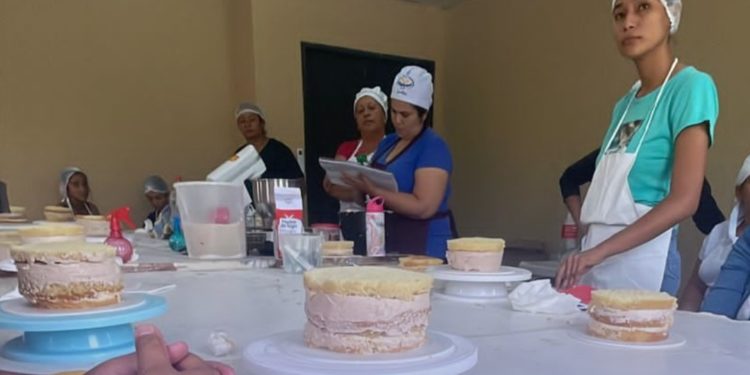 Diaconía Paraguay fortalece a mujeres de Vallemí con taller de tortas decoradas Diaconía Paraguay fortalece a mujeres de Vallemí con taller de tortas decoradas