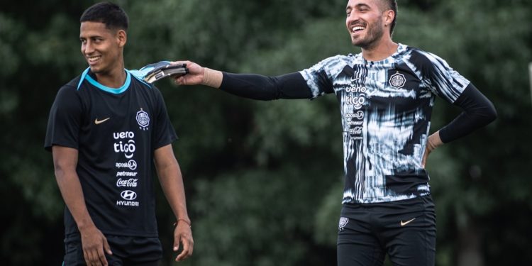Alarma en Olimpia: ¿Gastón Olveira en duda para la Supercopa Paraguay?