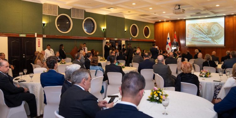 Presidente Peña promueve inversiones en misión oficial a la República de Panamá