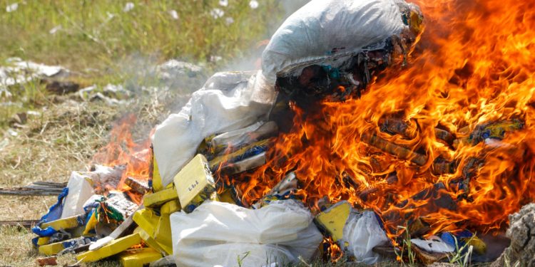 SENAD incineró 430 kilos de cocaína incautados en el Chaco SENAD incineró 430 kilos de cocaína incautados en el Chaco