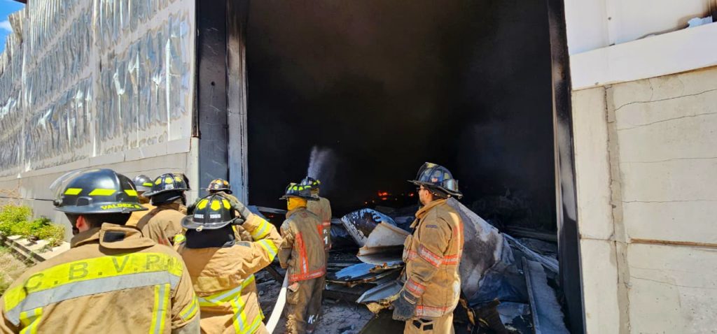 Día después del incendio en Puerto Fénix: Pobladores respiran aliviados tras intensa jornada de bomberos
