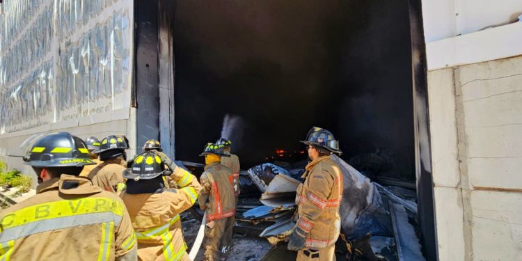 Día después del incendio en Puerto Fénix: Pobladores respiran aliviados tras intensa jornada de bomberos