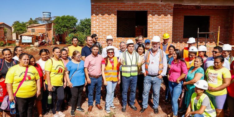MUVH e Itaipu verifican avance de proyecto habitacional en Ciudad del Este