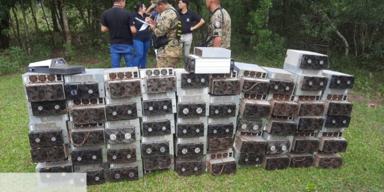 La ANDE desarticuló “granja” ilegal de criptoactivos que operaba en un espeso bosque de Caaguazú La ANDE desarticuló “granja” ilegal de criptoactivos que operaba en un espeso bosque de Caaguazú