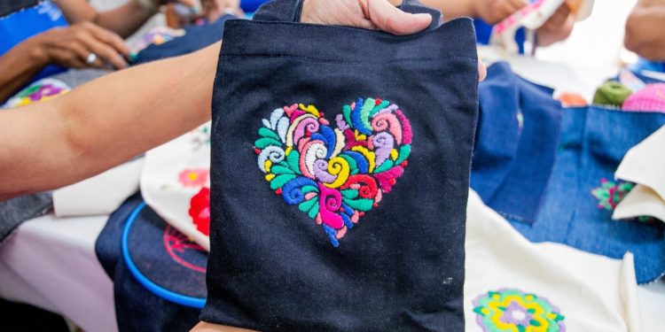 Tejiendo nuevas esperanzas: Mujeres del Buen Pastor transforman su futuro a través del bordado