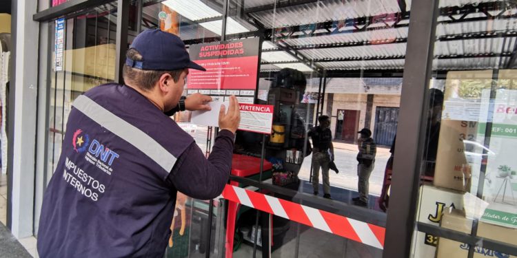 El Fisco suspendió actividades de comercios, por presunta evasión tributaria