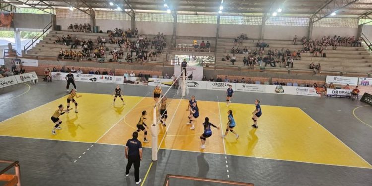Gran inicio en la rama femenina del Campeonato Juvenil de Vóley del Menefepa