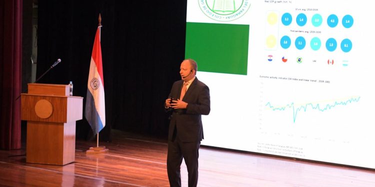 Ministro destaca la estabilidad y la diversificación productiva en congreso internacional de economía