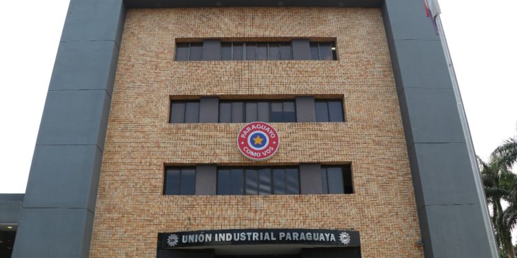 La UIP insta al Gobierno a priorizar a la industria nacional en la compra muebles escolares