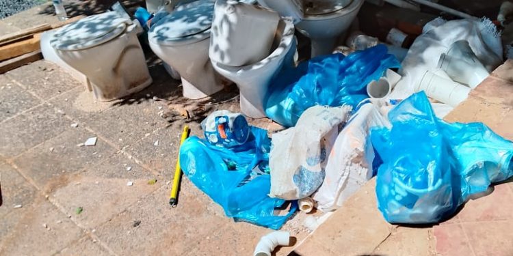 Retrasos en las obras del Colegio Nacional de Lambaré generan inconvenientes en el regreso a clases