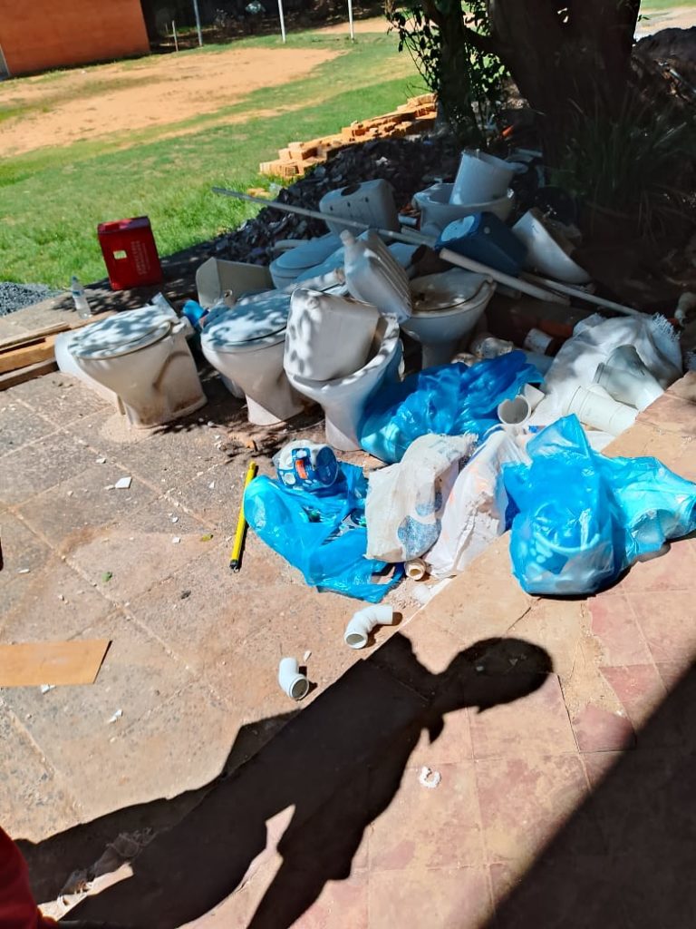 Retrasos en las obras del Colegio Nacional de Lambaré generan inconvenientes en el regreso a clases