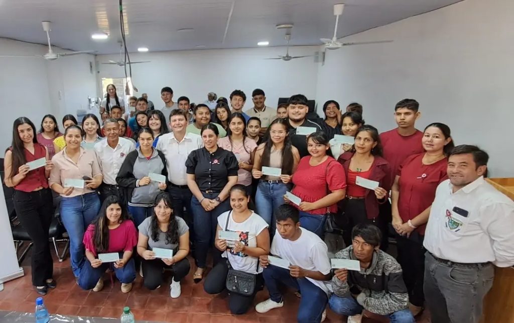 Municipalidad de Irala Fernández entrega 50 becas universitarias a jóvenes del distrito Municipalidad de Irala Fernández entrega 50 becas universitarias a jóvenes del distrito