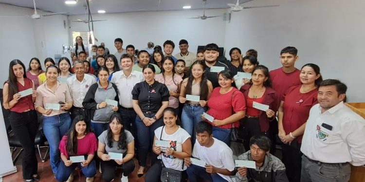 Municipalidad de Irala Fernández entrega 50 becas universitarias a jóvenes del distrito