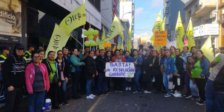 Docentes se movilizarán contra la resolución del MEC que consideran una sobrecarga laboral Docentes se movilizarán contra la resolución del MEC que consideran una sobrecarga laboral