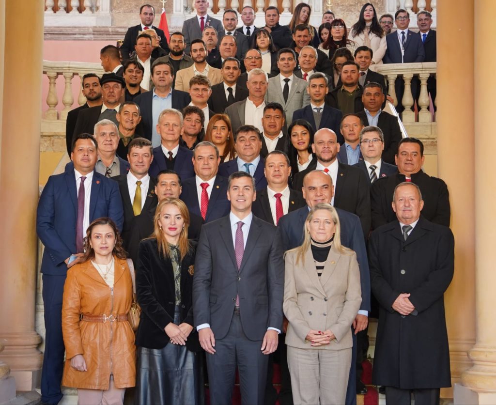 Gobierno firmó los contratos para la ejecución de la ansiada línea de 220 kV para el Chaco