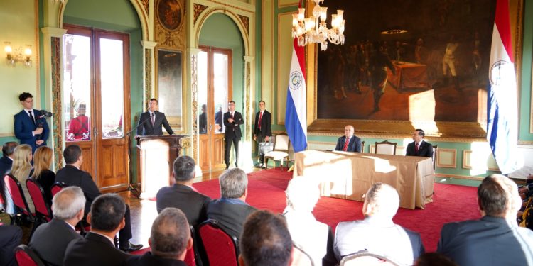 Peña sugiere producir energía renovable “a gran escala” en el Chaco paraguayo Peña sugiere producir energía renovable “a gran escala” en el Chaco paraguayo