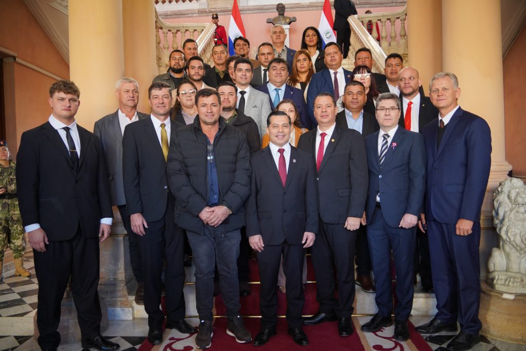 Nueva línea de 220 kV permitirá a la ANDE triplicar la potencia de transmisión en el Chaco Nueva línea de 220 kV permitirá a la ANDE triplicar la potencia de transmisión en el Chaco