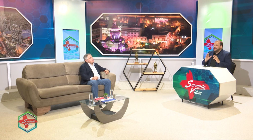 Ministro de Educación, Luis Ramírez, llega al Holding RCC para abordar los desafíos del MEC