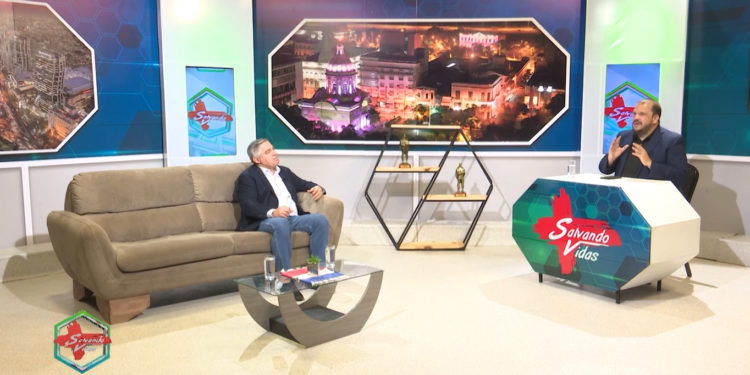 Ministro de Educación, Luis Ramírez, llega al Holding RCC para abordar los desafíos del MEC