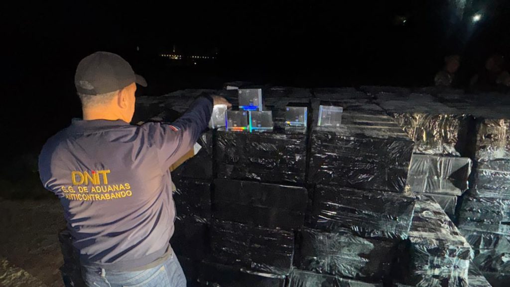 DNIT incauta 69 mil vapeadores en operativo nocturno en Presidente Franco DNIT incauta 69 mil vapeadores en operativo nocturno en Presidente Franco