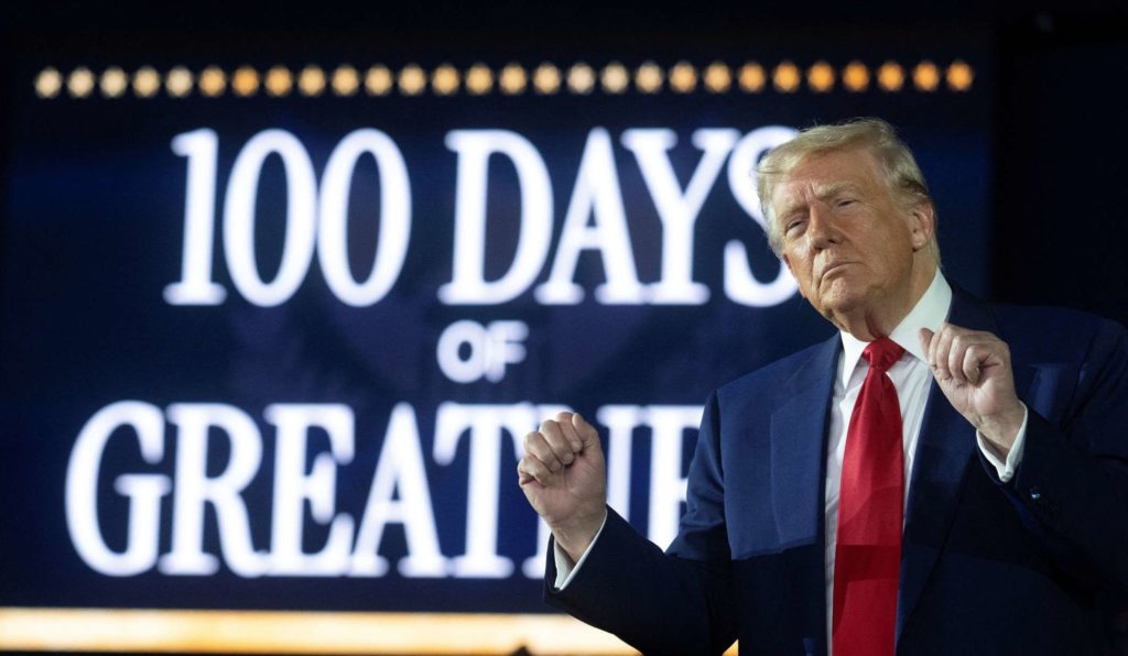 Donald Trump celebra sus primeros 100 días entre elogios internos y malos datos económicos Donald Trump celebra sus primeros 100 días entre elogios internos y malos datos económicos