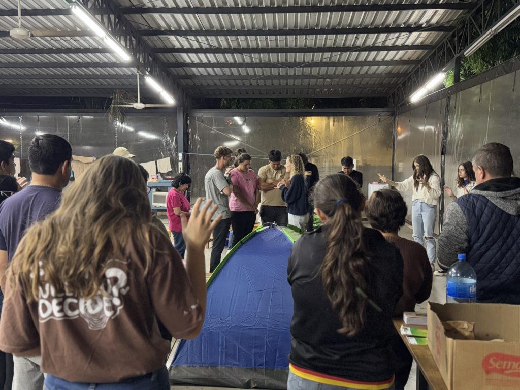 “Aviva Esperanza”: Jóvenes cristianos llevan consuelo y solidaridad al albergue del IPS Central