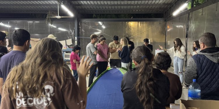 “Aviva Esperanza”: Jóvenes cristianos llevan consuelo y solidaridad al albergue del IPS Central