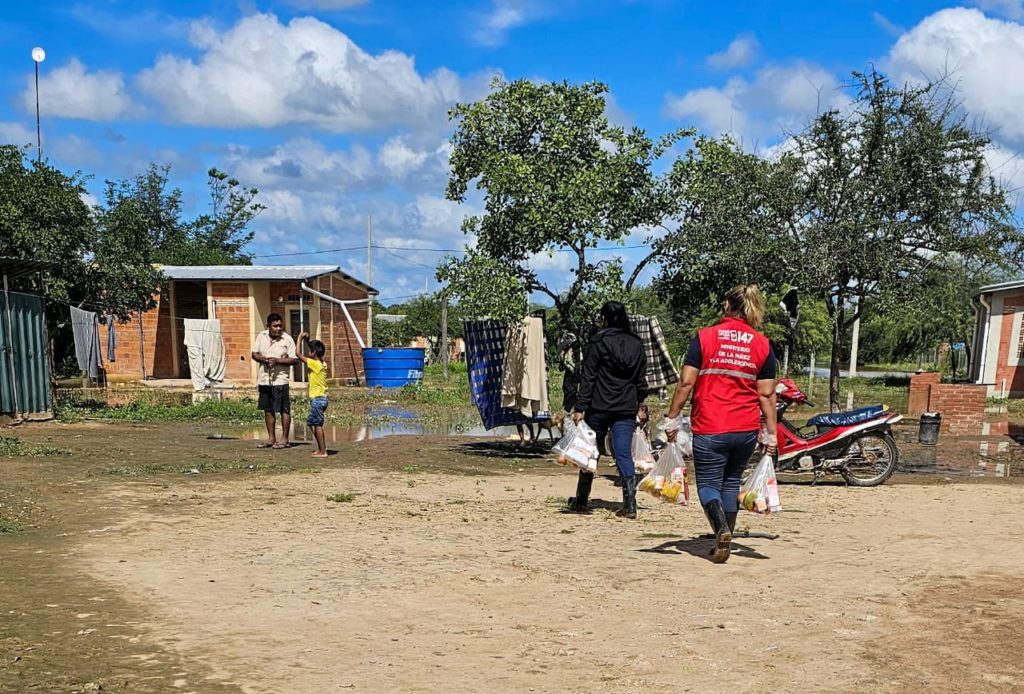 El MINNA brinda asistencia y protección a la niñez afectada por las inundaciones en el Chaco y Concepción