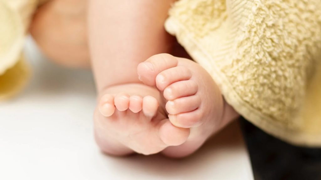 Rescatan a bebé de un año y medio que era explotado por su propia madre en la vía pública Rescatan a bebé de un año y medio que era explotado por su propia madre en la vía pública