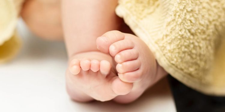 Rescatan a bebé de un año y medio que era explotado por su propia madre en la vía pública Rescatan a bebé de un año y medio que era explotado por su propia madre en la vía pública