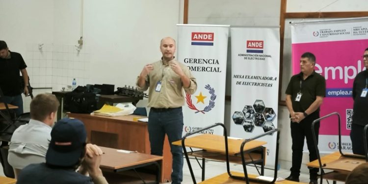 Electricistas del Chaco ya pueden conocer los resultados de su examen de matriculación dictados por la ANDE Electricistas del Chaco ya pueden conocer los resultados de su examen de matriculación dictados por la ANDE