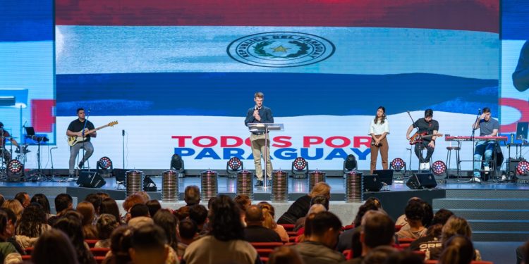 Iglesias evangélicas se unen en vigilia nacional para clamar por Paraguay