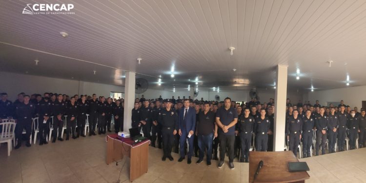 Futuros agentes policiales se capacitan en liderazgo y salud integral en el ISEPOL de Coronel Oviedo Futuros agentes policiales se capacitan en liderazgo y salud integral en el ISEPOL de Coronel Oviedo
