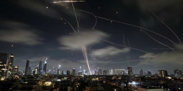 Irán lanza misiles hipersónicos contra Israel en el sexto día de conflicto armado