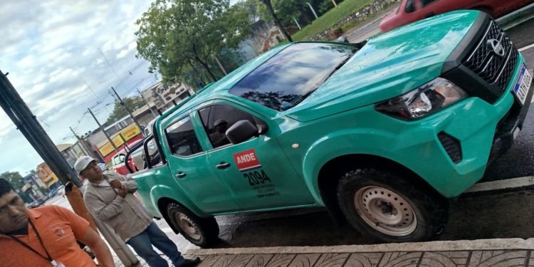 ANDE informa que 36 alimentadores de 23.000 voltios quedaron fuera de servicio por la lluvia ANDE informa que 36 alimentadores de 23.000 voltios quedaron fuera de servicio por la lluvia