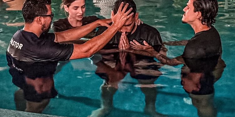 Lucas Paquetá se bautiza en medio de crisis profesional y reafirma su fe cristiana