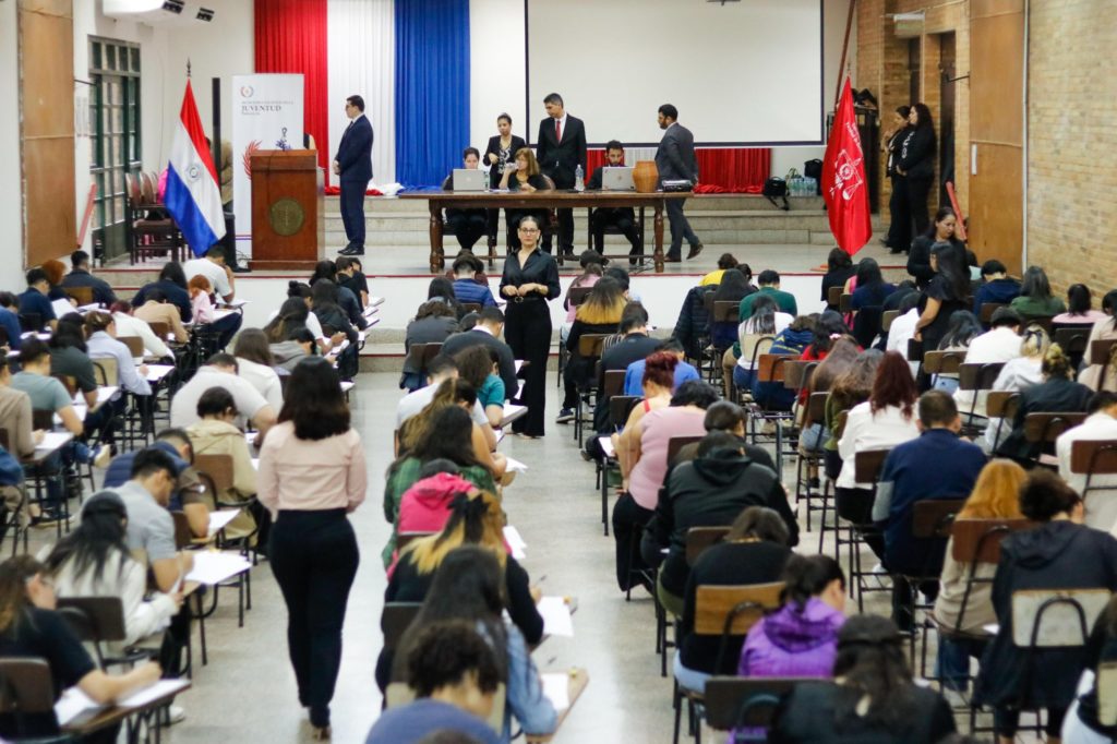 Jóvenes con déficit en competencias básicas en matemáticas, lectura y ciencias, según BID