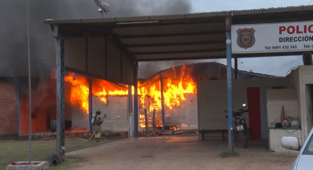 Voraz incendio en la comisaria 1ra de Filadelfia